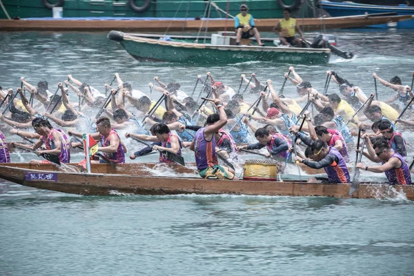 HONG KONG - MAIO 29,2019: Dragon boat racing during Dragon Boat Festival, Dragon boat racing é um esporte aquático tradicional chinês popular — Fotografia de Stock