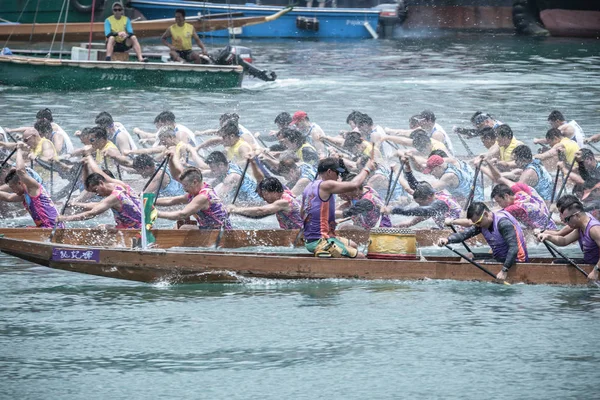 HONG KONG - MAIO 29,2019: Dragon boat racing during Dragon Boat Festival, Dragon boat racing é um esporte aquático tradicional chinês popular — Fotografia de Stock