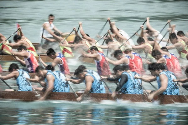HONG KONG - 29 MAI 2019 : Dragon boat racing pendant le Dragon Boat Festival, Dragon boat racing est un sport nautique traditionnel chinois populaire — Photo