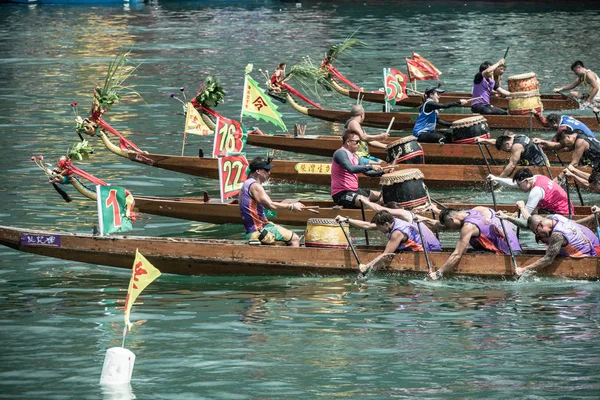 Hong Kong - 29 Mayıs 2019: Dragon Boat Festivali sırasında ejderha tekne yarışı, Dragon tekne yarışı popüler bir geleneksel Çin su sporu