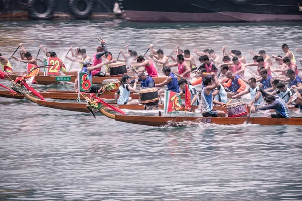 HONG KONG - 29,2019 MAYO: Dragon boat racing during Dragon Boat Festival, Dragon boat racing is a popular traditional Chinese water sport Fotos de stock libres de derechos