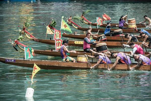HONG KONG - 29,2019 MAYO: Dragon boat racing during Dragon Boat Festival, Dragon boat racing is a popular traditional Chinese water sport Imágenes de stock libres de derechos
