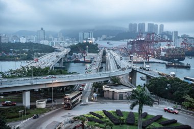 Tsing Yi, Hong Kong-13 Haziran 2019:Kwai Tsing Konteyner Terminalleri'nde konteyner yüklenir / boşaltılır Kwai Chung ve Tsing Yi Island, Hong Kong arasındaki Kanal'daki ana liman tesisleridir