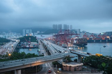 Tsing Yi, Hong Kong-13 Haziran 2019:Kwai Tsing Konteyner Terminalleri'nde konteyner yüklenir / boşaltılır Kwai Chung ve Tsing Yi Island, Hong Kong arasındaki Kanal'daki ana liman tesisleridir
