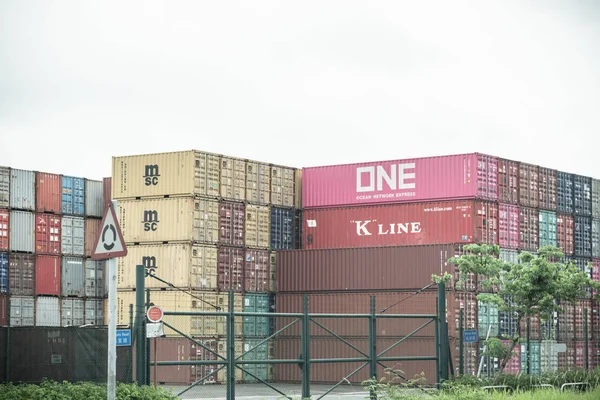 2019년 6월 13일 홍콩 칭이:콰이 칭 컨테이너 터미널에서 컨테이너가 적재/하역되는 것은 홍콩 콰이청과 칭이섬 사이의 주요 항구 시설입니다. — 스톡 사진