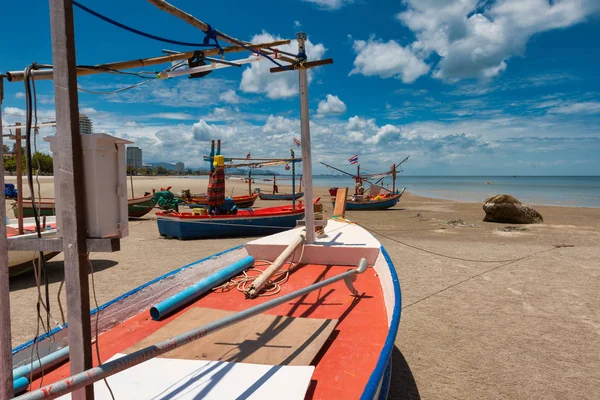 Barco de pesca local amarrado en la playa en marea baja en la provincia de Prachuap Khiri Khan, Tailandia — Foto de Stock