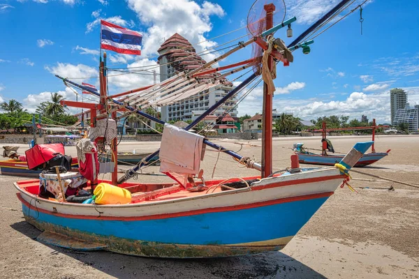 Barco de pesca local amarrado en la playa en marea baja en la provincia de Prachuap Khiri Khan, Tailandia — Foto de Stock