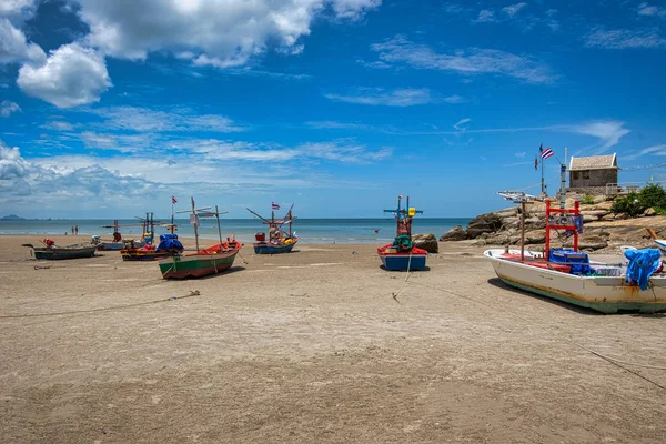 Barco de pesca local amarrado en la playa en marea baja en la provincia de Prachuap Khiri Khan, Tailandia — Foto de Stock