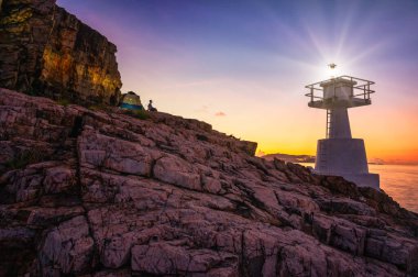 Ap Lei Pai 'deki Johnston Dağı Deniz Feneri. Geceleri denizcilere ışık saçıyor. 