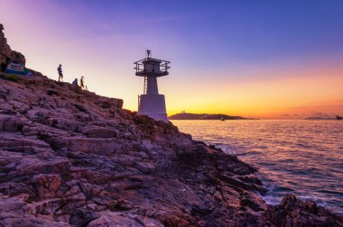 Ap Lei Pai 'deki Johnston Dağı Deniz Feneri. Geceleri denizcilere ışık saçıyor. 