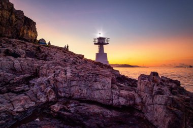Ap Lei Pai 'deki Johnston Dağı Deniz Feneri. Geceleri denizcilere ışık saçıyor. 