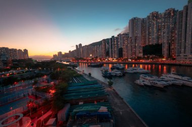Aberdeen Limanı, Ap Lei Chau Köprüsü 'nden görüldü bu bölgede yat, balıkçı tekneleri, yüzen evler ve örnekler bulacaksınız.,