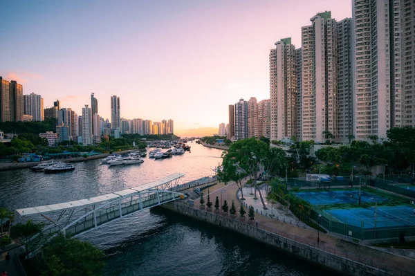 由鸭洲大桥看到的香港仔港 在这个地区 你会看到游艇 游艇和桑鱼 以及香港岛南岸之间的海湾 — 图库照片