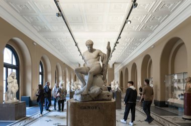 Londra, İngiltere - Nisan 2018: Dorothy ve Michael Hintze galerileri Victoria ve Albert Müzesi Theseus ve Minotaur Canova tarafından başlıklı mermer heykel sergilendi