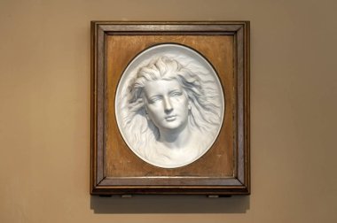 Hey, İngiltere - Nisan 2018: sanatçılar kızı Westmacott ailesi tarafından başlıklı mermer kabartma sergilenen Dorothy ve Michael Hintze galerileri Victoria ve Albert Müzesi