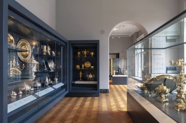Londra, İngiltere - Nisan 2018: İngiliz gümüş ve altın Rosalinde ve Arthur Gilbert galerilerde Victoria ve Albert Müzesi sergilenen
