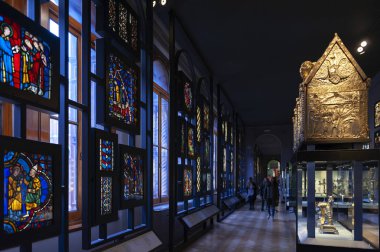 Londra, İngiltere - Nisan 2018: Panelleri kutsal gümüş ve vitray Room Victoria ve Albert Müzesi Whiteley Galerisi'nde sergilenen lekeli ve boyalı cam