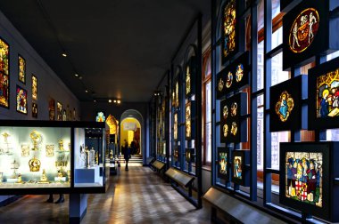Londra, İngiltere - Nisan 2018: Panelleri kutsal gümüş ve vitray Room Victoria ve Albert Müzesi Whiteley Galerisi'nde sergilenen lekeli ve boyalı cam