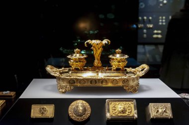 Londra, İngiltere - Nisan 2018: Takı Sergisi William ve Judith Bollinger galeride Victoria ve Albert Müzesi