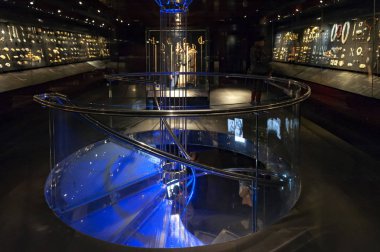 Londra, İngiltere - Nisan 2018: Takı Sergisi William ve Judith Bollinger galeride Victoria ve Albert Müzesi