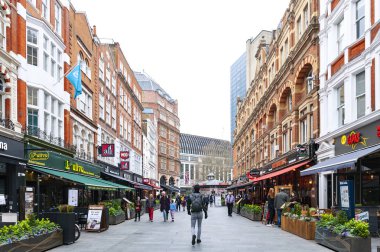 Londra, İngiltere - Nisan 2018: Dükkan ve restoranlar Irving Street Leicester Square'de her iki tarafında yer alan