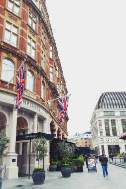 Londra, İngiltere - Nisan 2018: Dükkan ve restoranlar Irving Street Leicester Square'de her iki tarafında yer alan