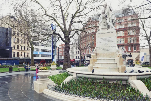 2018年4月 莎士比亚喷泉和莎士比亚的大理石雕像周围的海豚 由乔瓦尼的雕塑 坐落在莱斯特广场花园在伦敦威斯特里的小公园 — 图库照片