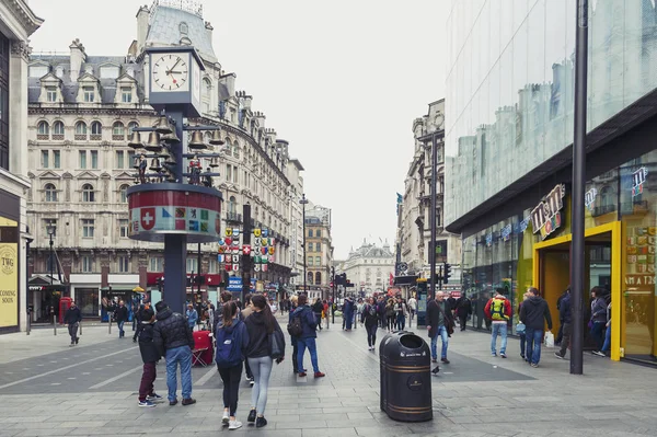 Londra, İngiltere - Nisan 2018: Swiss Glockenspiel, Müstakil saat clockmakers Derby Smith tarafından yeniden city Westminster, Londra Leicester Square batısında yer alan