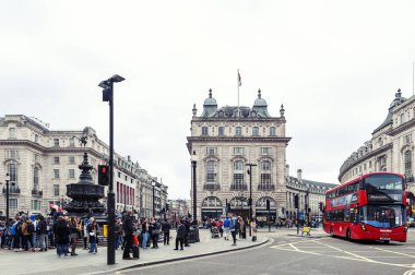 Londra, İngiltere - Nisan 2018: Piccadilly Circus, trafik kavşağı ve büyük alışveriş meşgul mahallinde, West End, city Westminster, eski Avrupa tarzı binalar tarafından Shaftesbury anıt Çeşmesi ile çevrili bölgede eğlence merkezinde yer alan