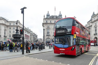 Londra, İngiltere - Nisan 2018: Piccadilly Circus, trafik kavşağı ve büyük alışveriş meşgul mahallinde, West End, city Westminster, eski Avrupa tarzı binalar tarafından Shaftesbury anıt Çeşmesi ile çevrili bölgede eğlence merkezinde yer alan