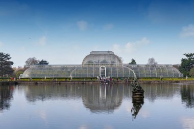 Londra, İngiltere - Nisan 2018: Palm House, Bahçe Kew, İngiltere'de bulunan dünya, tropikal bölgelerinden tropikal bitki yaşam eşsiz koleksiyon sergisi için bir yağmur ormanı iklim yeniden oluşturur bir ikonik Victoria glasshouse