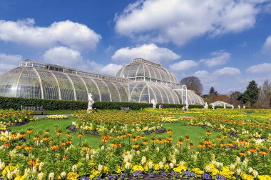 Londra, İngiltere - Nisan 2018: Palm House, Bahçe Kew, İngiltere'de bulunan dünya, tropikal bölgelerinden tropikal bitki yaşam eşsiz koleksiyon sergisi için bir yağmur ormanı iklim yeniden oluşturur bir ikonik Victoria glasshouse