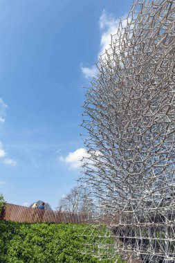 Londra, İngiltere - Nisan 2018: Hive, sanatçı Wolfgang ziyaretçi Kew Gardens, İngiltere'de bulunan arıları hakkında ses ve görsel deneyim sağlamak için Buttress tarafından tasarlanan 1.000 Led ışıklar tarafından noktalı 17 metre boyunda Alüminyum inşaat