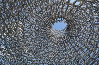 Londra, İngiltere - Nisan 2018: Hive, sanatçı Wolfgang ziyaretçi Kew Gardens, İngiltere'de bulunan arıları hakkında ses ve görsel deneyim sağlamak için Buttress tarafından tasarlanan 1.000 Led ışıklar tarafından noktalı 17 metre boyunda Alüminyum inşaat