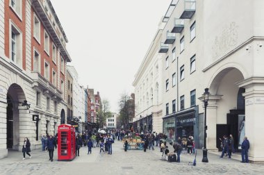 Londra, İngiltere - Nisan 2018: Central Square James Street, Covent Garden, bir popüler alışveriş ve turistik birlikte tarihi binalar, tiyatro ve eğlence tesisleri Westminster City, Greater London