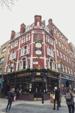 Londra, İngiltere - Nisan 2018: Central Square James Street, Covent Garden, bir popüler alışveriş ve turistik birlikte tarihi binalar, tiyatro ve eğlence tesisleri Westminster City, Greater London