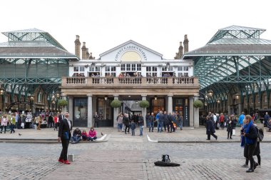 Londra, İngiltere - Nisan 2018: Covent Garden Market, moda perakende satış için bir yer depolar ve popüler turistik sitesinde yemek tarihi binalar, tiyatro ve eğlence ile çevrili Westminster City, Londra'nın tesislerinde
