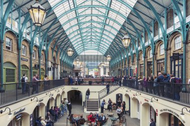Londra, İngiltere - Nisan 2018: Covent Garden Market iç moda perakende satış için bir yer depolar ve popüler turistik sitesinde yemek tarihi binalar, tiyatro ve eğlence ile çevrili Westminster City, Londra'nın tesislerinde