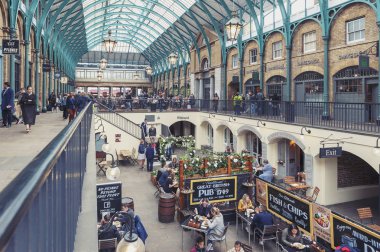 Londra, İngiltere - Nisan 2018: Covent Garden Market iç moda perakende satış için bir yer depolar ve popüler turistik sitesinde yemek tarihi binalar, tiyatro ve eğlence ile çevrili Westminster City, Londra'nın tesislerinde