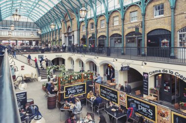 Londra, İngiltere - Nisan 2018: Covent Garden Market iç moda perakende satış için bir yer depolar ve popüler turistik sitesinde yemek tarihi binalar, tiyatro ve eğlence ile çevrili Westminster City, Londra'nın tesislerinde