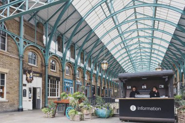 Londra, İngiltere - Nisan 2018: Covent Garden Market iç moda perakende satış için bir yer depolar ve popüler turistik sitesinde yemek tarihi binalar, tiyatro ve eğlence ile çevrili Westminster City, Londra'nın tesislerinde
