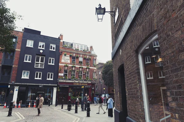 小売店舗 Soho ロンドン中心部コヴェント ガーデン レストランの家歴史的建造物とともにアーラム通りの端から見たニール ストリートのロンドン イギリス 2018年 コーナー — ストック写真