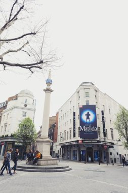 Londra, İngiltere - Nisan 2018: aramalar yedi, bir küçük yol Kavşağı'nda Covent Garden Londra'nın West End nerede yedi sokakları birleşirler, dikilmiş yüksek Dorik sütun tarafından desteklenen bir güneş saati ayağı
