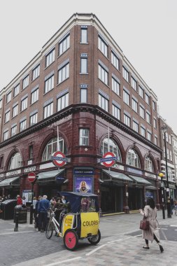 Londra, İngiltere - Nisan 2018: Covent Garden İstasyonu, Londra, İngiltere'de James Street, West End ve uzun dönüm köşesinde Covent Garden kalbinde merkezi bir Londra Metro İstasyonu girişi