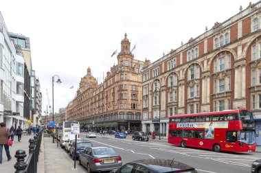 Londra, İngiltere - Nisan 2018: Dış bina Harrods, lüks mağaza en iyi ürünler gıda, moda, homeware adanmış ve teknoloji, Knightsbridge, Londra Brompton Road üzerinde yer alan