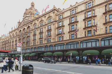 Londra, İngiltere - Nisan 2018: Dış bina Harrods, lüks mağaza en iyi ürünler gıda, moda, homeware adanmış ve teknoloji, Knightsbridge, Londra Brompton Road üzerinde yer alan