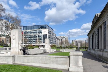 Londra, İngiltere - Nisan 2018: Tower Hill Anıtı, bir çift Commonwealth savaş Graves komisyon anıt Trinity meydanında Tower Hill, Londra, İngiltere