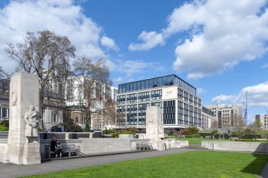 Londra, İngiltere - Nisan 2018: Tower Hill Anıtı, bir çift Commonwealth savaş Graves komisyon anıt Trinity meydanında Tower Hill, Londra, İngiltere