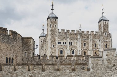 Londra, İngiltere - Nisan 2018: Dış görünümünü Majestelerinin Kraliyet Sarayı ve Londra Kulesi, tarihi Kalesi ve merkezi Londra, İngiltere'deki Thames nehrinin kuzey kıyısında yer alan popüler turistik kale