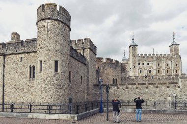 Londra, İngiltere - Nisan 2018: Dış görünümünü Majestelerinin Kraliyet Sarayı ve Londra Kulesi, tarihi Kalesi ve merkezi Londra, İngiltere'deki Thames nehrinin kuzey kıyısında yer alan popüler turistik kale